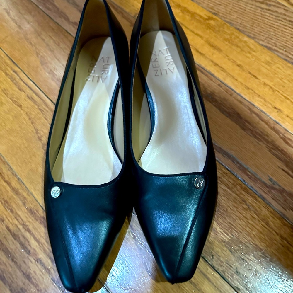 Naturalizer Black Flats Sleek Design